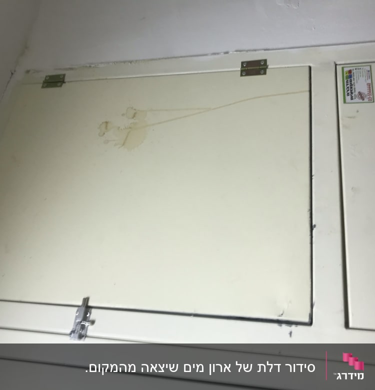 דלת מתכת עם צירים ומנעול